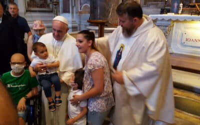 Papa Francesco sulla tomba di Giovanni Paolo II con i bambini malati di tumore