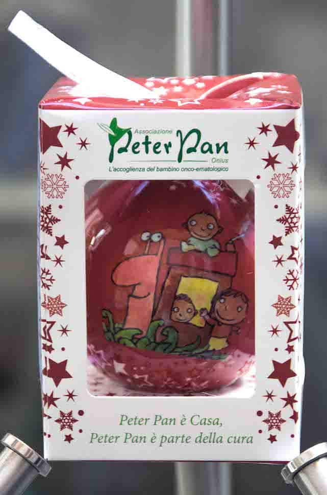 Scopri le palline di natale solidali di Peter Pan